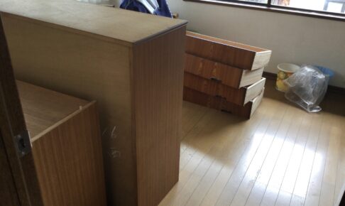家具を処分したいけど部屋から出せない！運び出すときに生じるトラブル/岡山県の不用品回収なら回収屋さんドットコムへ